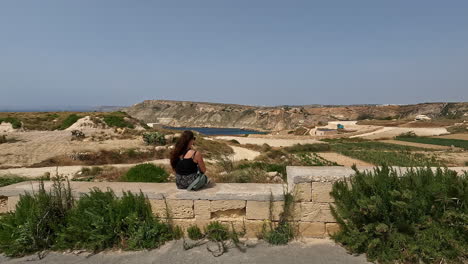 junge touristin genießt die aussicht auf den maltesischen hafen und die landschaft