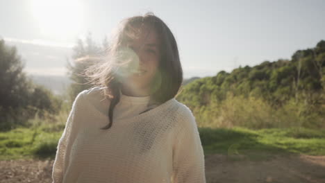 Flashback-Nostalgia-Mujer-Española-Sonriendo-En-Cámara-Lenta