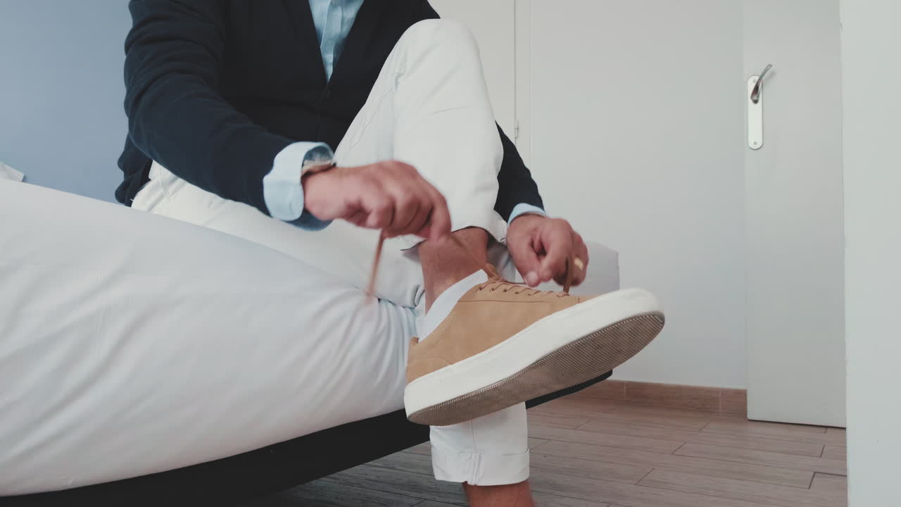 Homme lacérant des baskets
