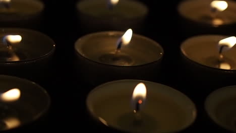 velas en el primer plano de macro de diapositiva de muñeca de cámara lenta oscura