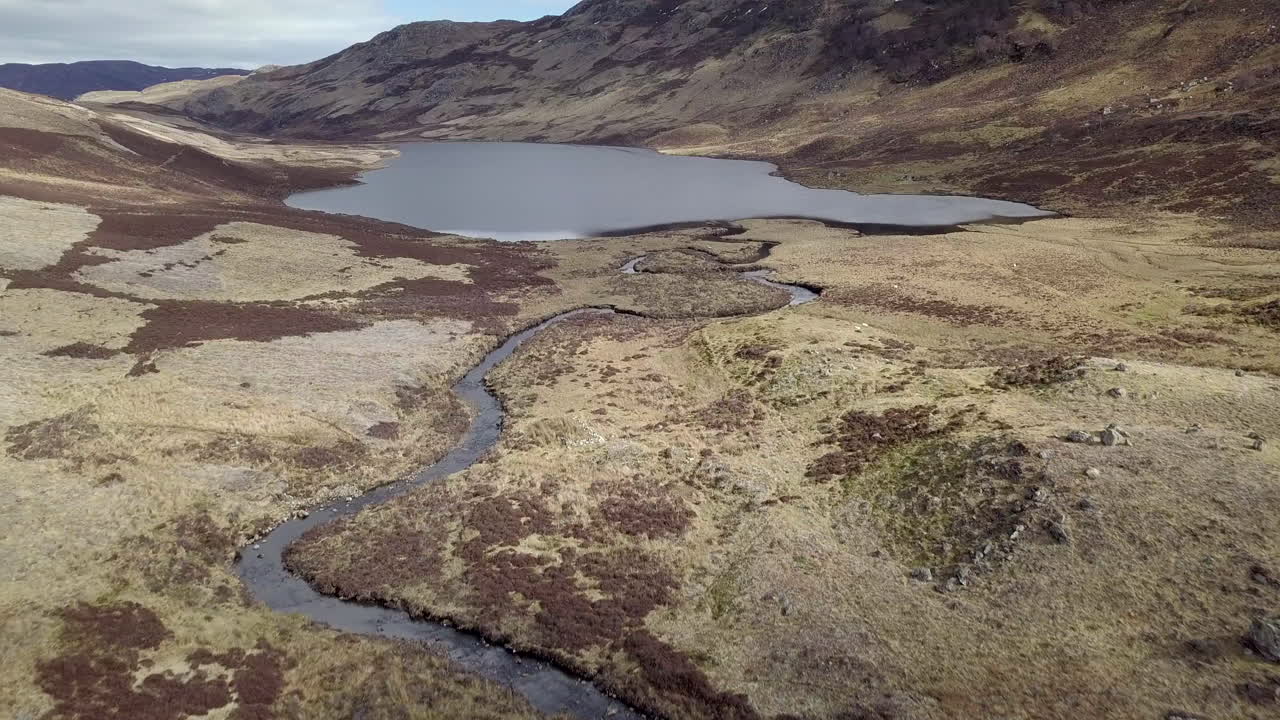 imágenes aéreas de loch nan eun en un día soleado, tierras altas escocesas, escocia