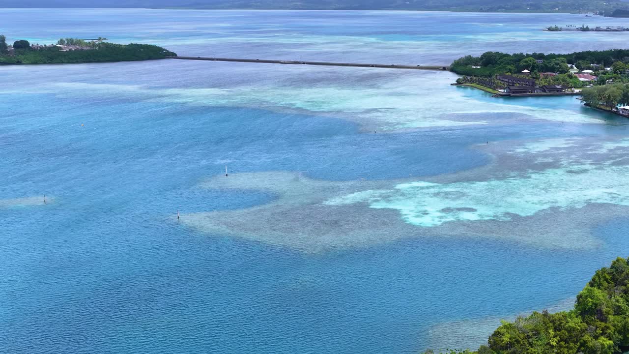 Luftoptagelser fra drone viser turkis havvand, frodige grønne øer og koralrev i Palau