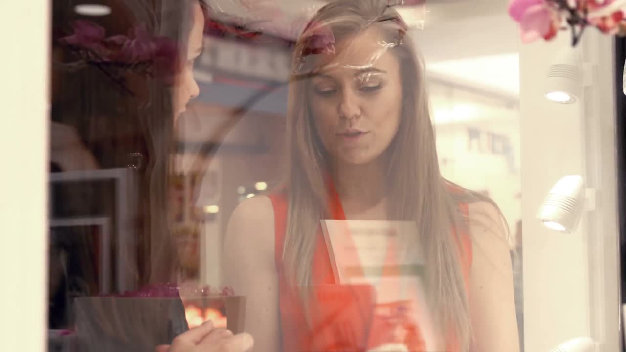 amigos felices en el centro comercial