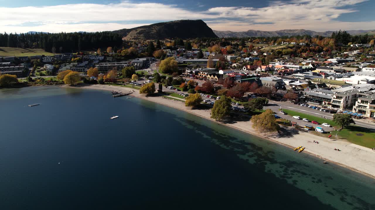 뉴질랜드 의 호수 에 있는 그림 같은 휴양 도시 인 와나카 의 공중 풍경, 가을 시즌