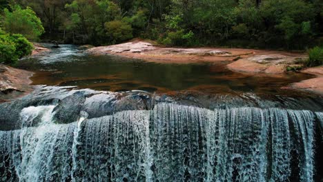 Cataratas-De-Belmore,-Australia,-Drone-Inverso-Hacia-Abajo-De-Cataratas-Masivas