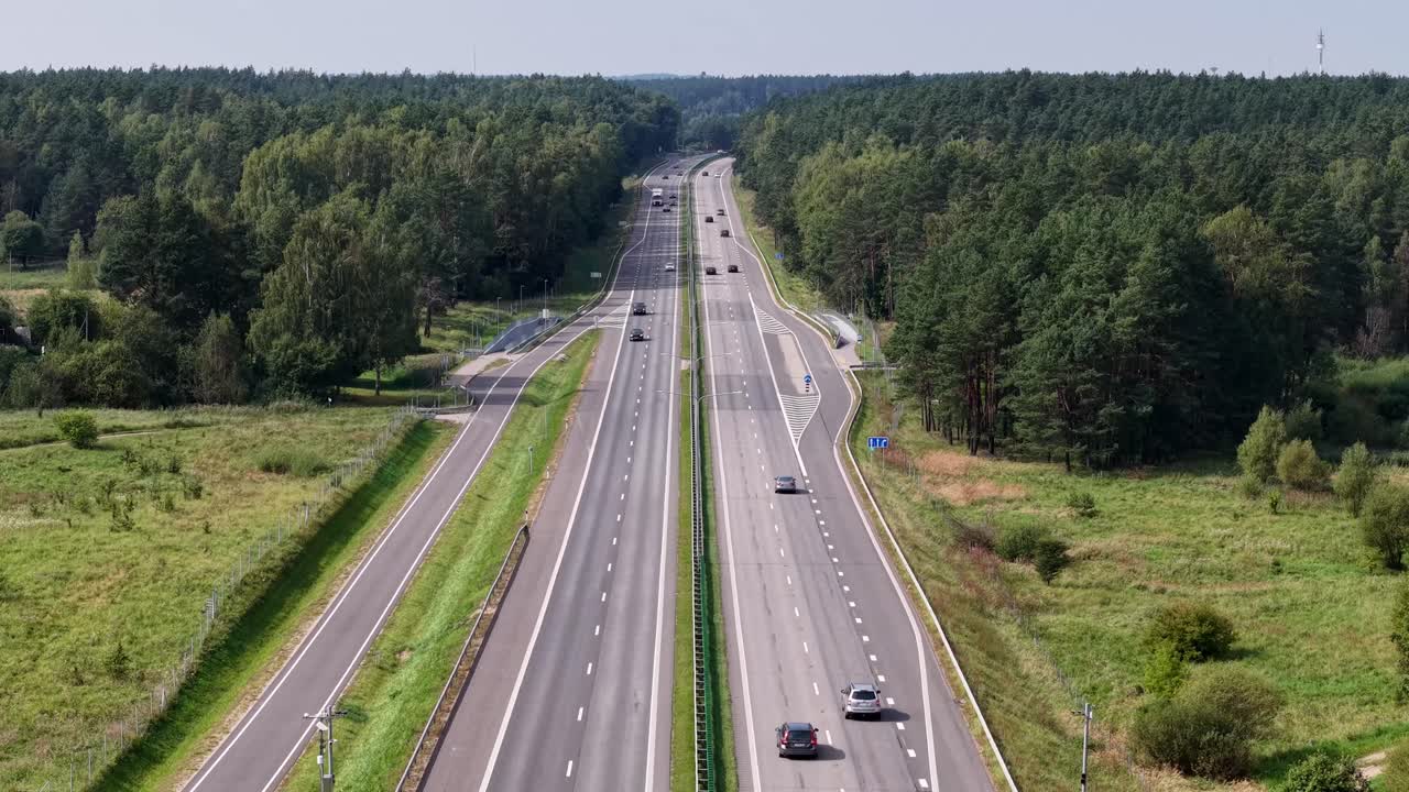 Luftfoto ned over A1-motorvejen med afkørselsrampe og parallel servicevej