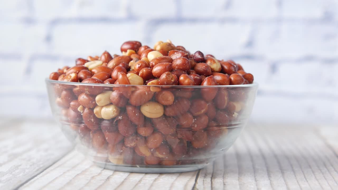 유리 그에 구운 땅콩