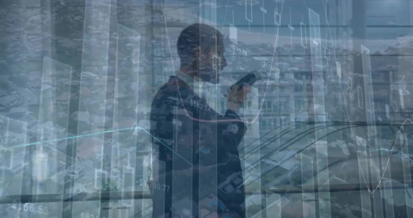 Uomo d'affari che usa lo smartphone in ufficio con dati finanziari in sovrimpressione