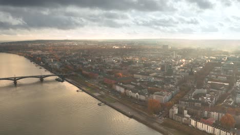 toma de drones de mainz, la ciudad de la vacuna biontech contra corona covid 19 en alemania desde una vista aérea en luz dorada de otoño y cielo dramático y puntos de luz irregulares vistos desde un drohne