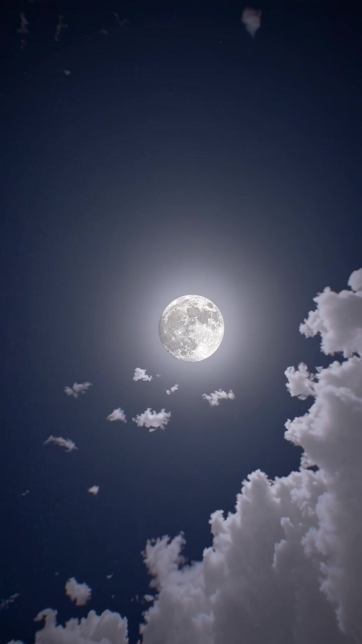 Lua Cheia Brilhando Intensamente no Céu Noturno com Nuvens em Movimento