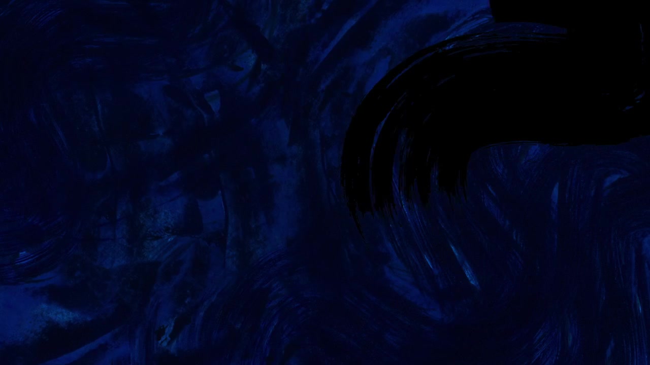 Pennellate di pittura blu in transizione su sfondo nero