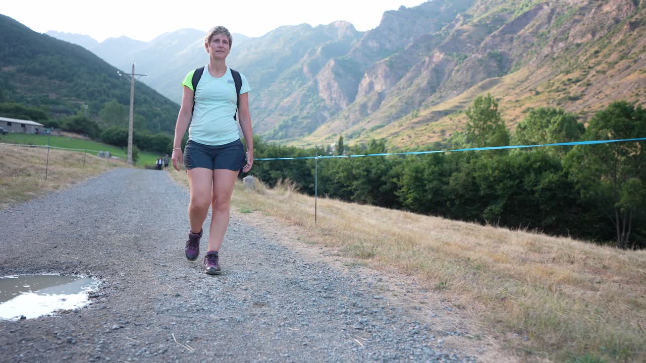 Una donna che fa un'escursione su un sentiero in montagna