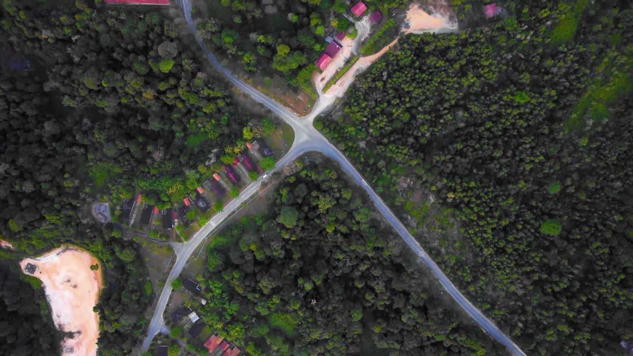 sorprendentes imágenes cinematográficas de drones residenciales de 4k después de que el problema de la deforestación consiste en muchas casas, carreteras, árboles, lagos e infraestructura en medio del bosque tropical ubicado en riau, indonesia
