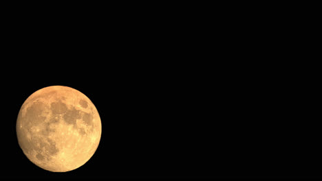 lapso de tiempo de la luna llena de sangre que se eleva contra el fondo del cielo nocturno