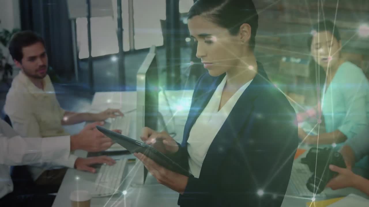 animación de la red de conexiones entre diversas personas que utilizan dispositivos electrónicos