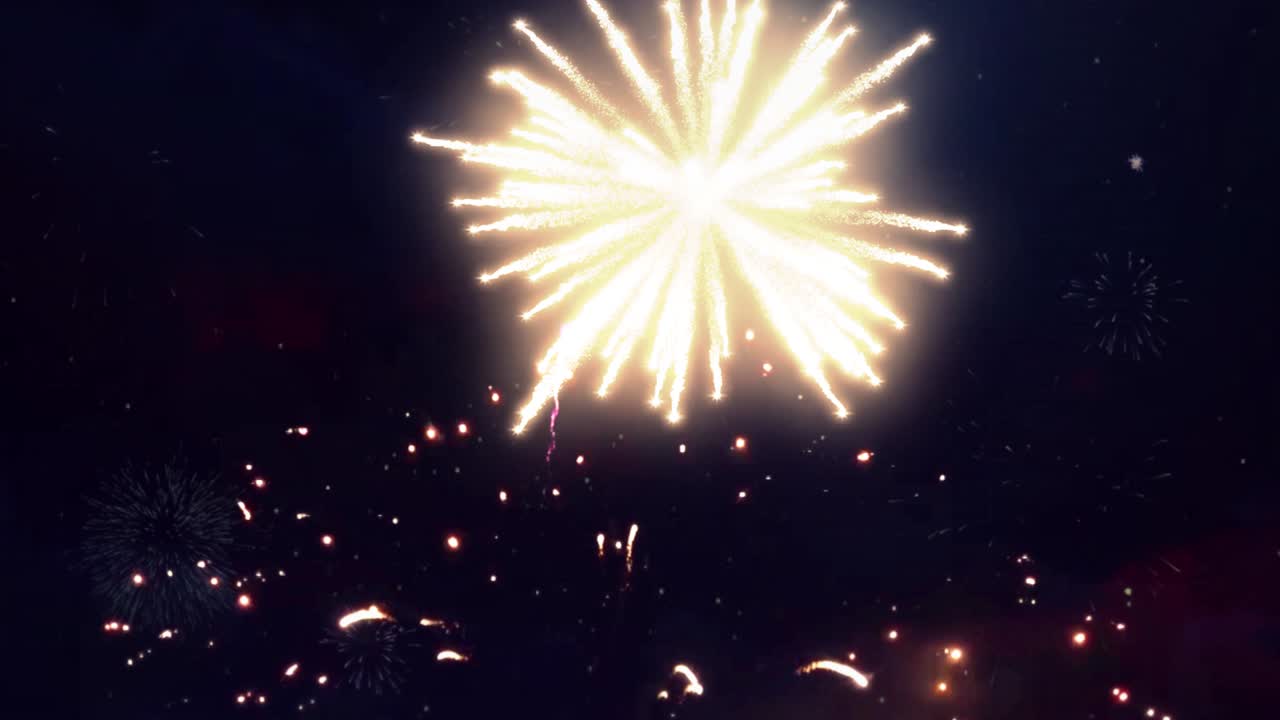 4k explosiones de fuegos artificiales reales en el humo la niebla de fondo de movimiento negro bucle cielo en la explosión de fuegos artificiales.