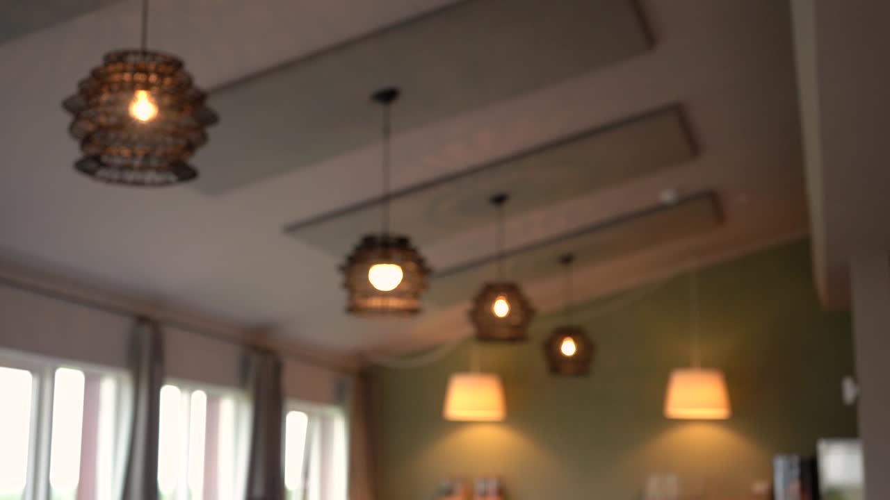 varias tomas de un pequeño restaurante que incluye mesas, luces, buffet, todas tomadas con la sony a7iii y ronin s