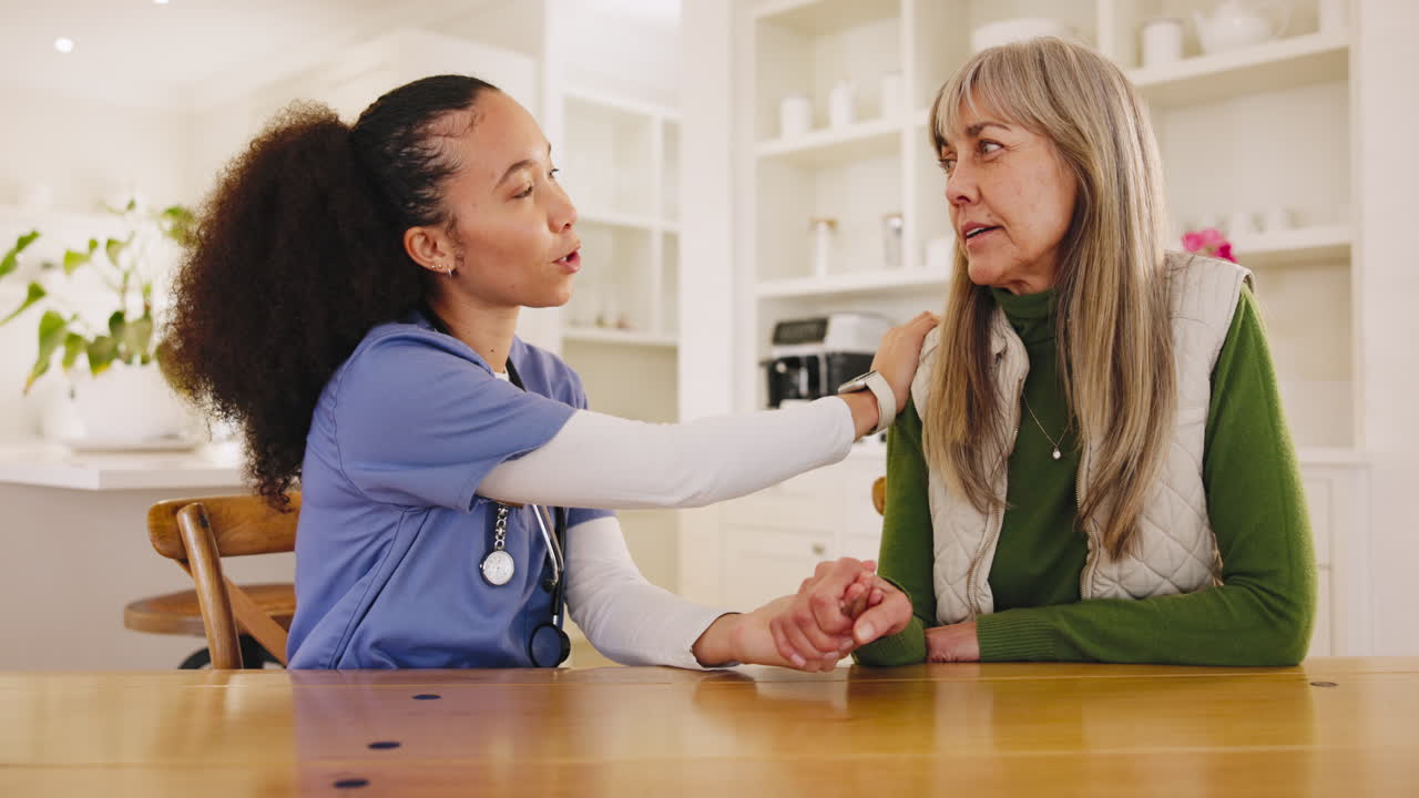 시니어, 간호사 및 공감과 지원