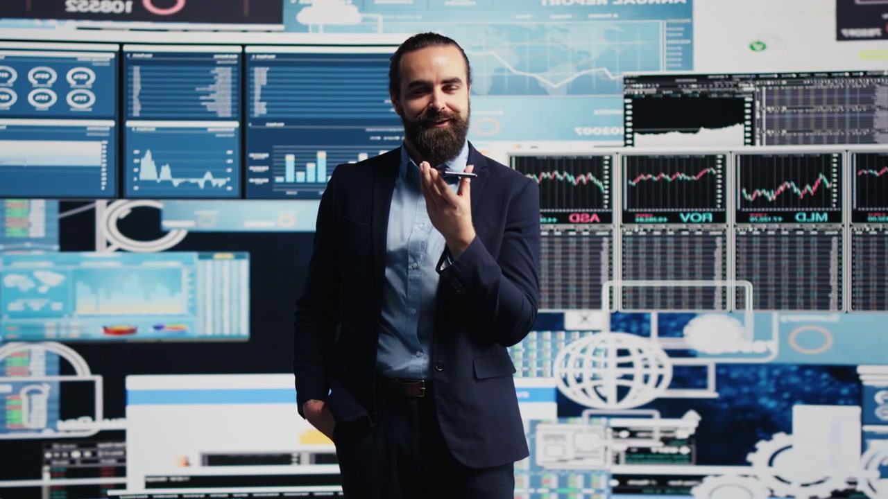 Direktør koordinerer big data-analyse under et telefonopkald.