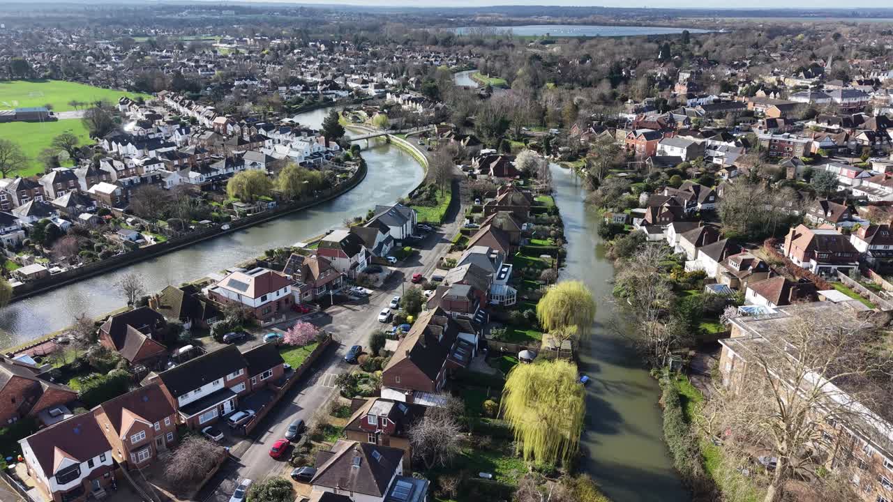 Store hus i East Molesey med elvene Ember og Mole, drone, luftfoto 4K