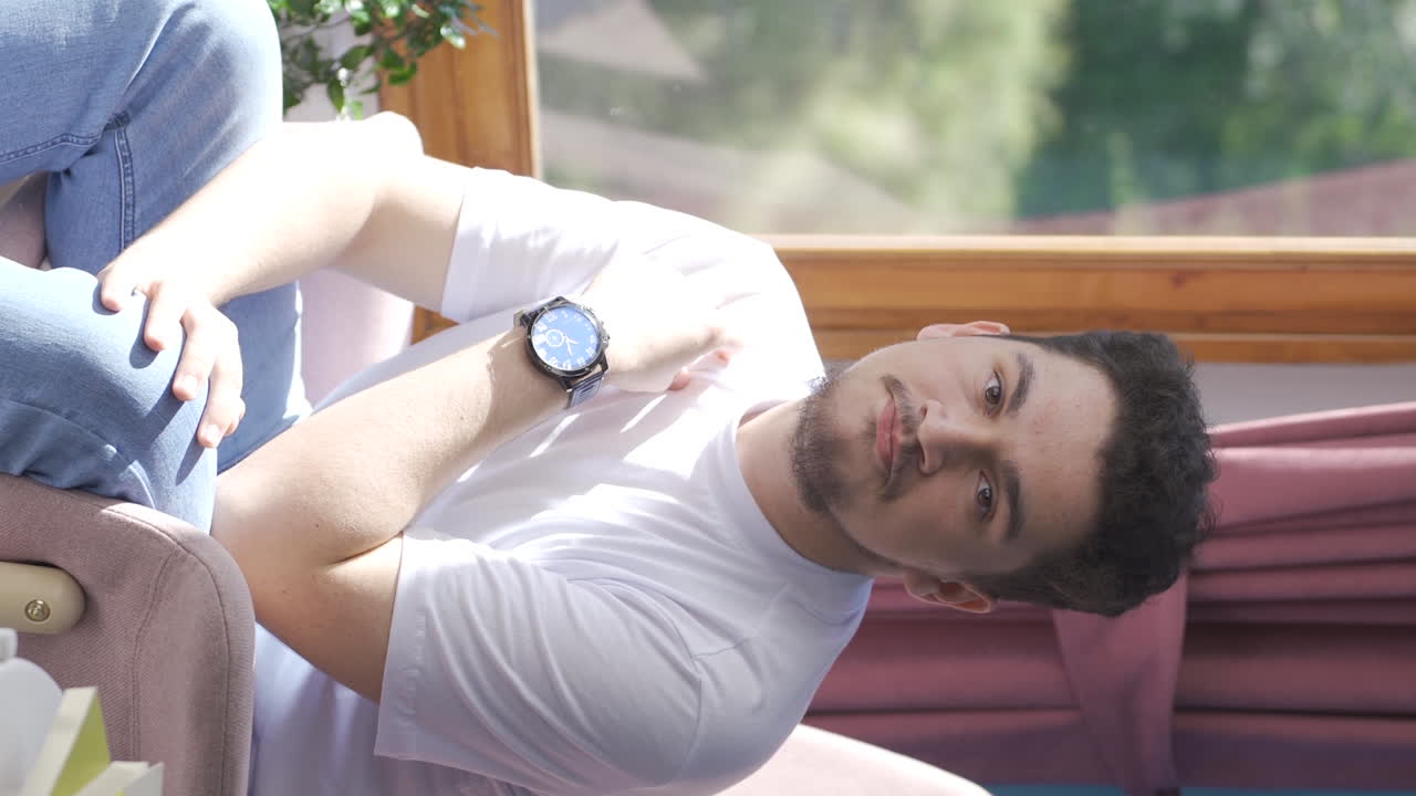 video vertical de un hombre mirando negativamente a la cámara. hombre de aspecto negativo.