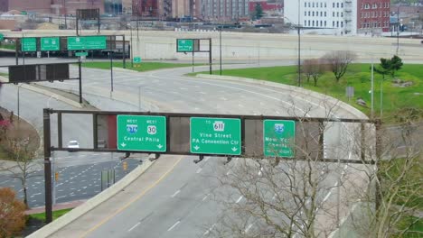 paisaje apocalíptico de una carretera vacía en filadelfia durante la pandemia de covid19