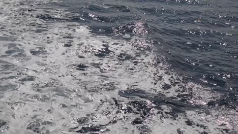 olas marinas formadas a raíz de un barco flotando en las aguas