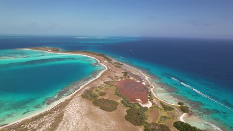 Archipiélago-De-Los-Roques-En-Venezuela-Mostrando-Aguas-Cristalinas-De-Color-Turquesa,-Arrecifes-De-Coral-E-Islas-Arenosas,-Vista-Aérea