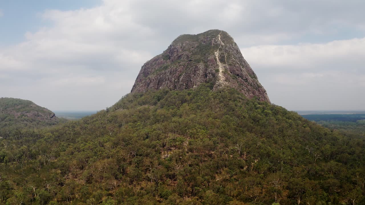 vista aérea del monte tibrogargan, colina notable en el parque nacional de las montañas de la casa de cristal en qld, australia