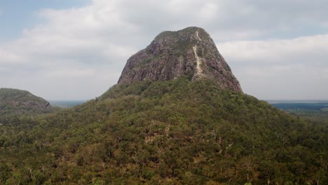 Luftaufnahme-Des-Berges-Tibrogargan,-Bemerkenswerter-Hügel-Im-Glass-House-Mountains-Nationalpark-In-Qld,-Australien