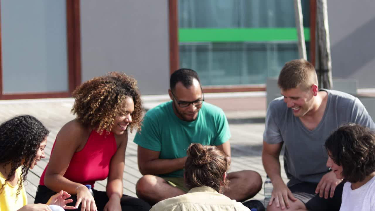 amigos felices con pizza al aire libre