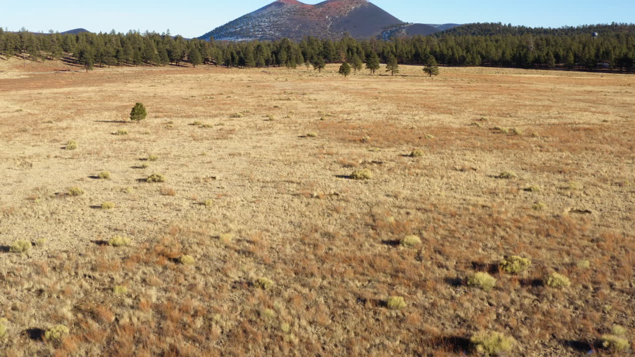 tierra seca y desierta alrededor de la montaña de lava volcánica del cono de ceniza empinada