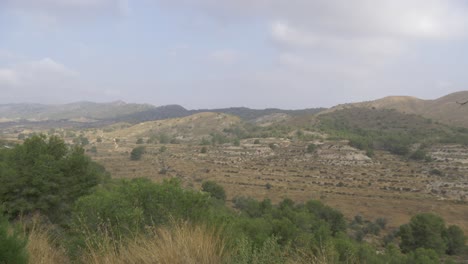 Linke-Pfanne-Eines-Wunderschönen-Berges-In-Spanien-Mit-Vielen-Bäumen-Und-Büschen