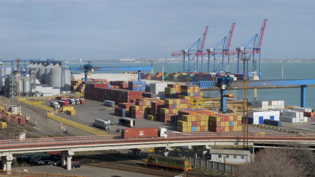 우크라이나 오데사 항구에 있는 화물 트럭, 수송 컨테이너 트럭, 터미널에 있는 반 트럭, 항구 화물 컨테이ner 터미널, 해상 컨테이니어 저장소, 항구 창고, 화물 도크, 도키어드