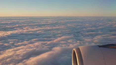 Vista-Aérea-Desde-Arriba-De-Las-Nubes-A-Bordo-De-Un-Avión-A-Reacción-A330