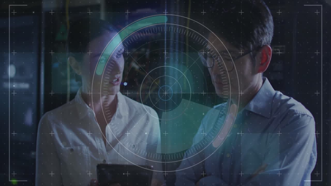 animación de datos sobre diversos ingenieros de ti masculinos y femeninos con tableta por servidor de computadora