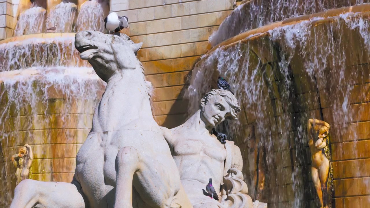 Statua alla fontana Fonte Luminosa a Lisbona, Portogallo.