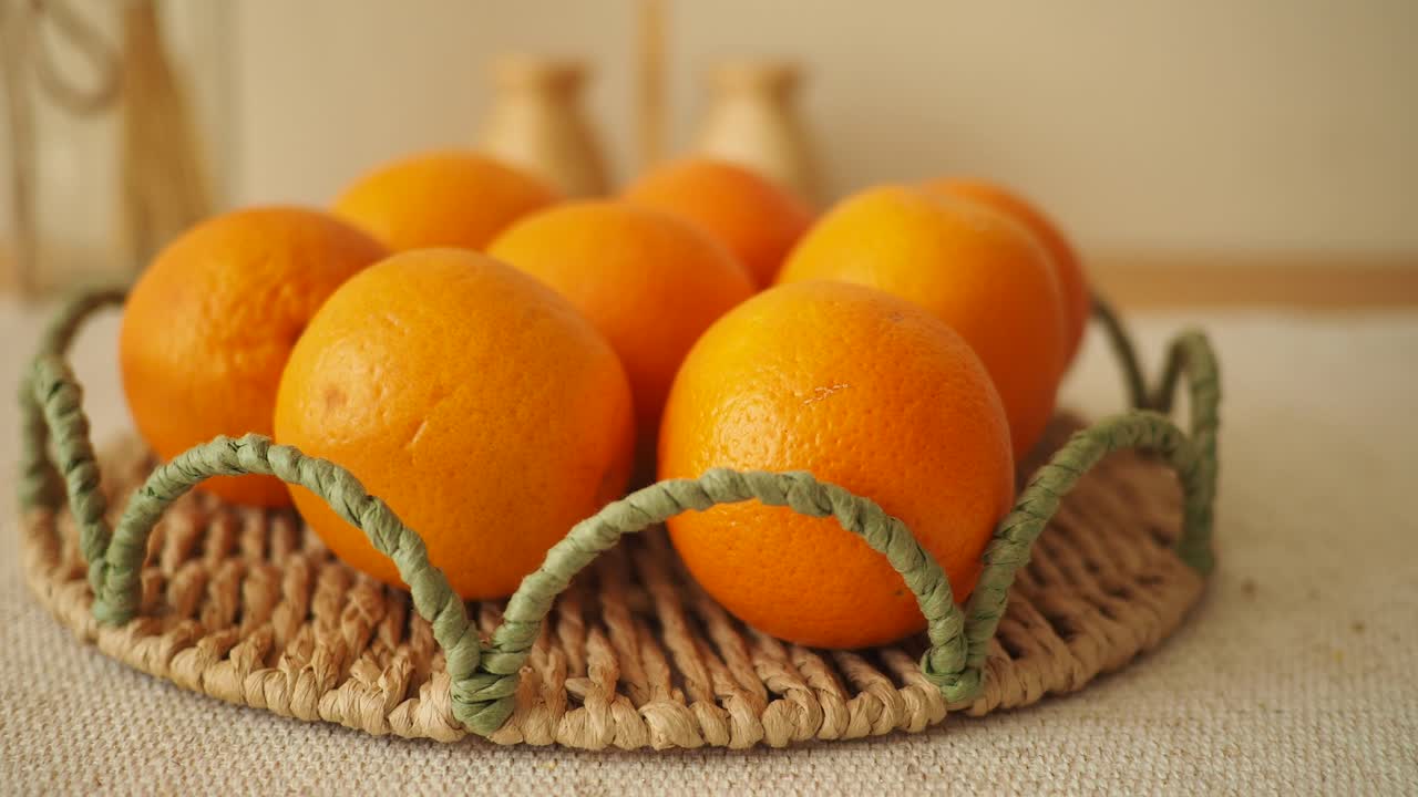 naranjas en una canasta de mimbre