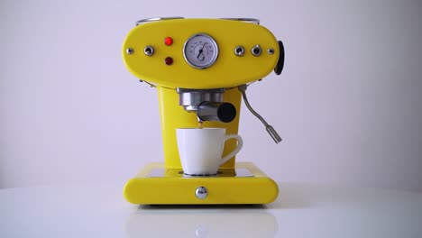 interruptor manual en una máquina de café expreso amarilla para preparar una taza de café por la mañana