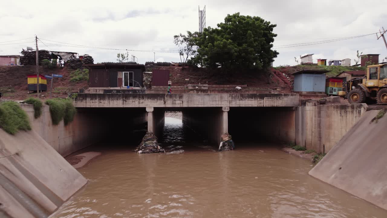 revelación aérea de un gran desagüe pluvial abierto con aguas residuales en ghana