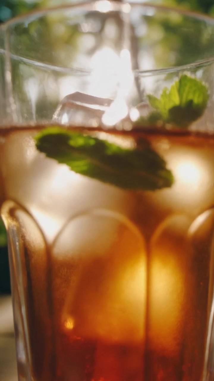 Tè freddo rinfrescante con menta alla luce solare