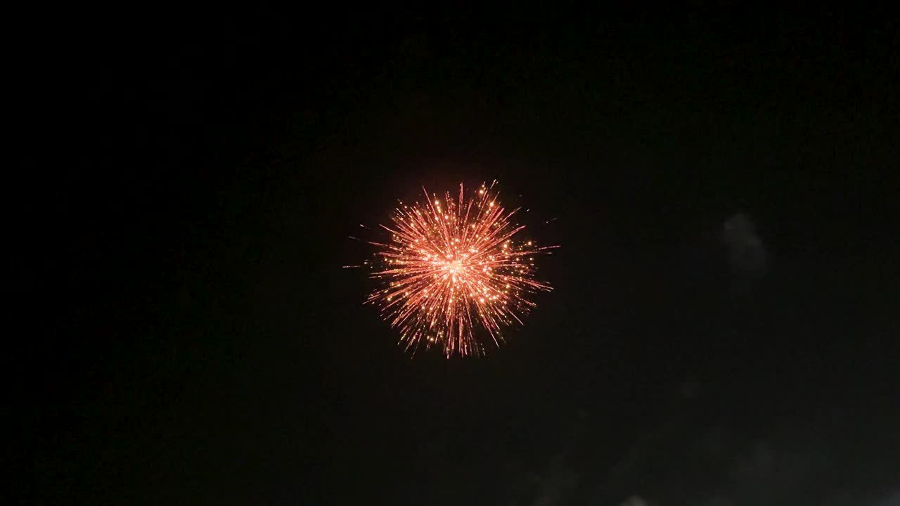 Fuegos artificiales festivos iluminando el cielo nocturno con luces brillantes