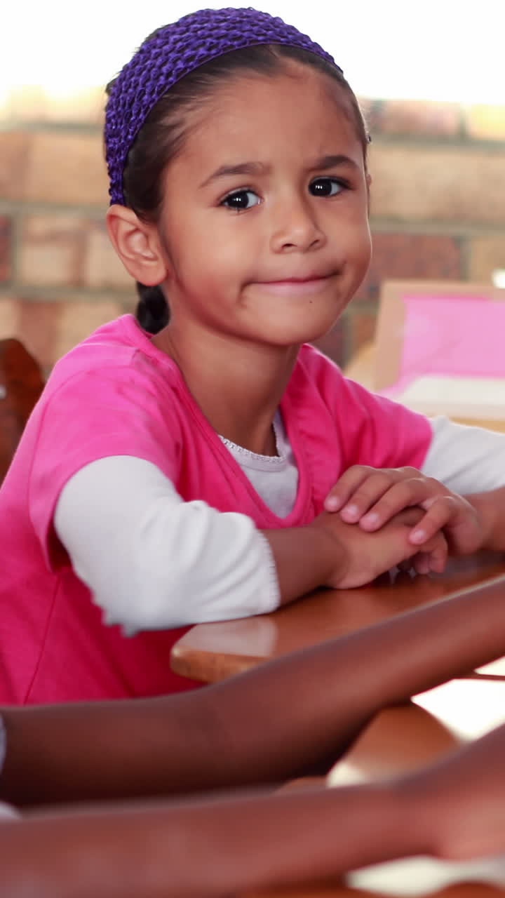 escolares lindos leyendo y mirando el globo en su aula