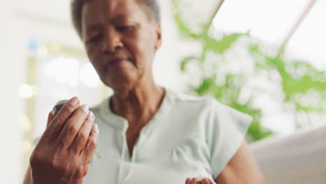 Mujer-Afroamericana-Mayor-Usando-Un-Medidor-De-Glucosa-En-Casa