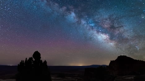 lapso de tiempo de la vía láctea moviéndose a través del cielo sobre los desiertos del centro de utah en el parque nacional canyonlands