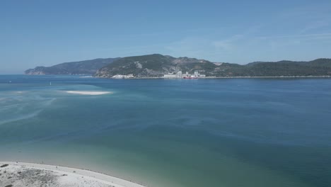 Vista-De-Una-Bahía-Con-Barcos-En-El-Parque-Natural-De-Arrabida-Cerca-De-Setúbal,-Portugal