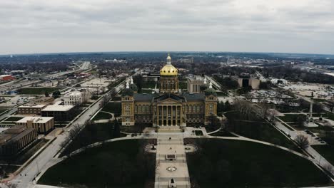 Symmetrical-shot-of-Iowa's-state-capitol-building