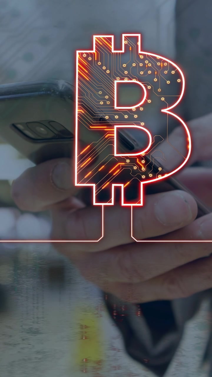 Vídeo vertical: Homem tocando no telefone e iluminando circuitos de Bitcoin enquanto verifica o saldo cripto