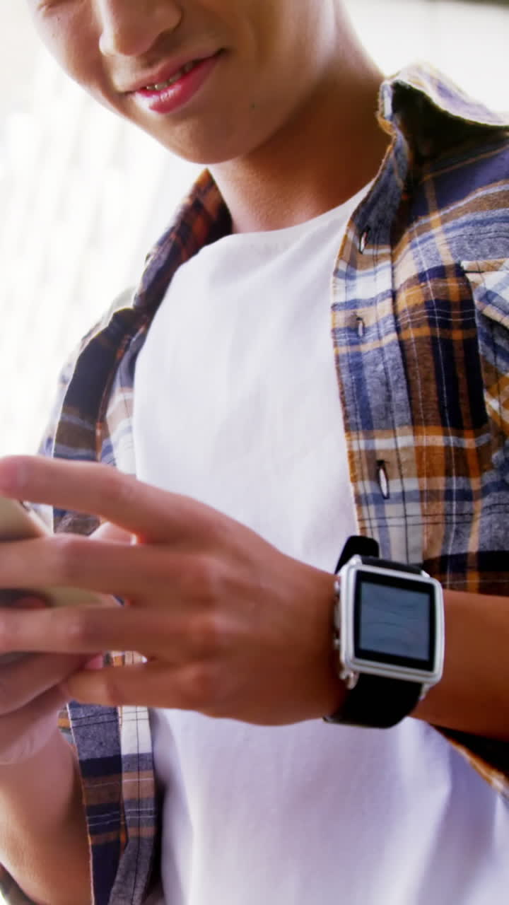 un hombre enviando mensajes de texto en su teléfono inteligente