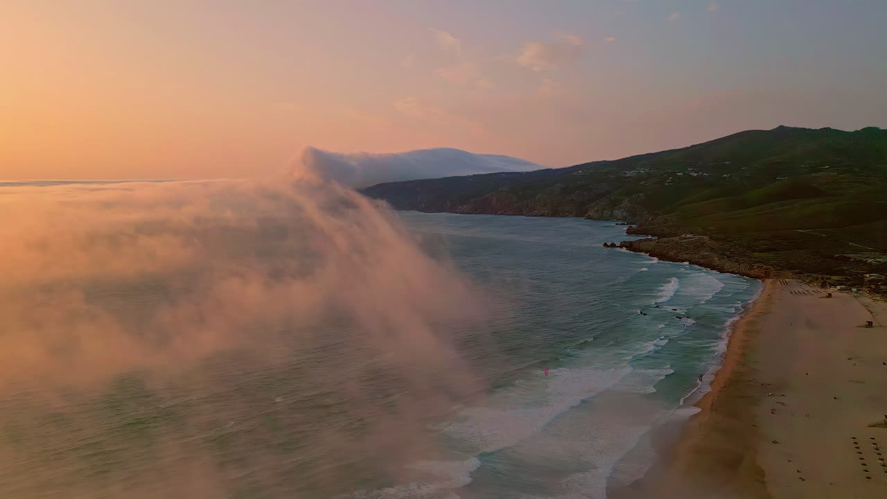 Foto aerea di una serena alba sull'oceano. Leggera foschia che copre la superficie calma dell'oceano al mattino